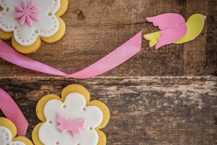 Biscotti di frolla decorati con pasta di zucchero
