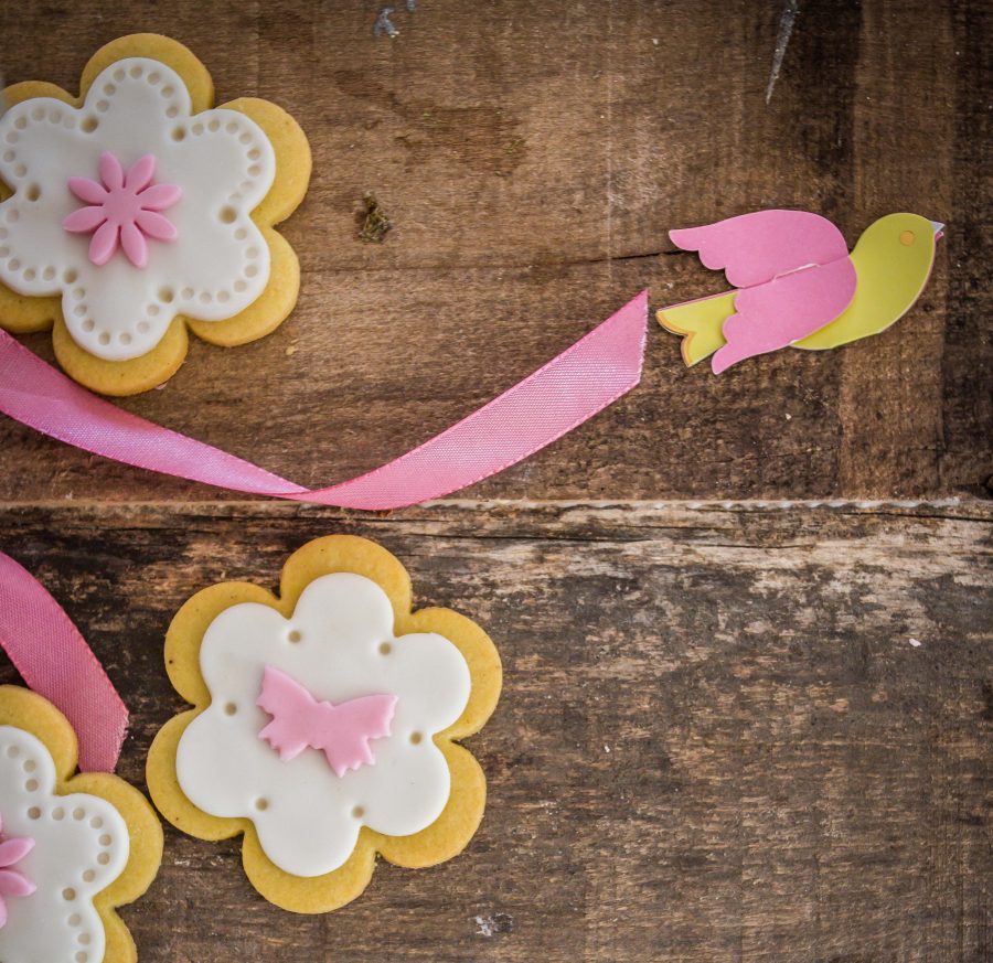 Biscotti di frolla decorati con pasta di zucchero