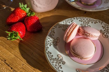 Macaron alle fragole e cioccolato bianco