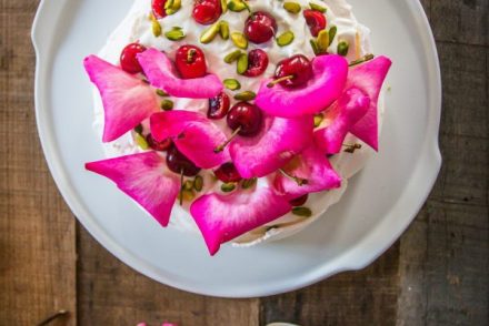 Pavlova alla crema di cocco e acqua di rose