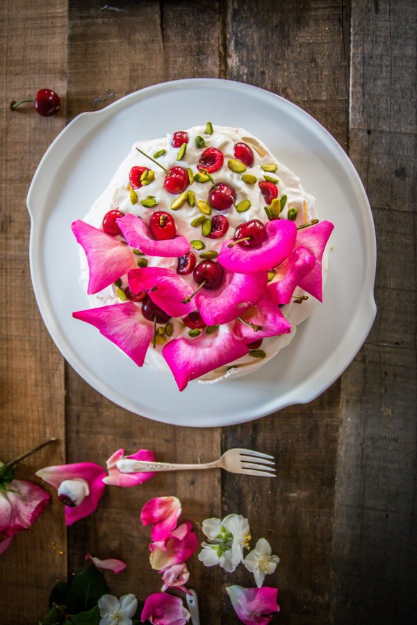 Pavlova alla crema di cocco e acqua di rose