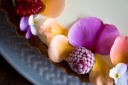 Crostata estiva al pistacchio con confettura di lamponi e acqua di rose