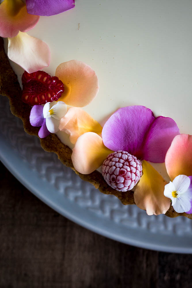 Crostata estiva al pistacchio con confettura di lamponi e acqua di rose