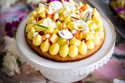 Torta con cremoso al cocco, cioccolato bianco e lime