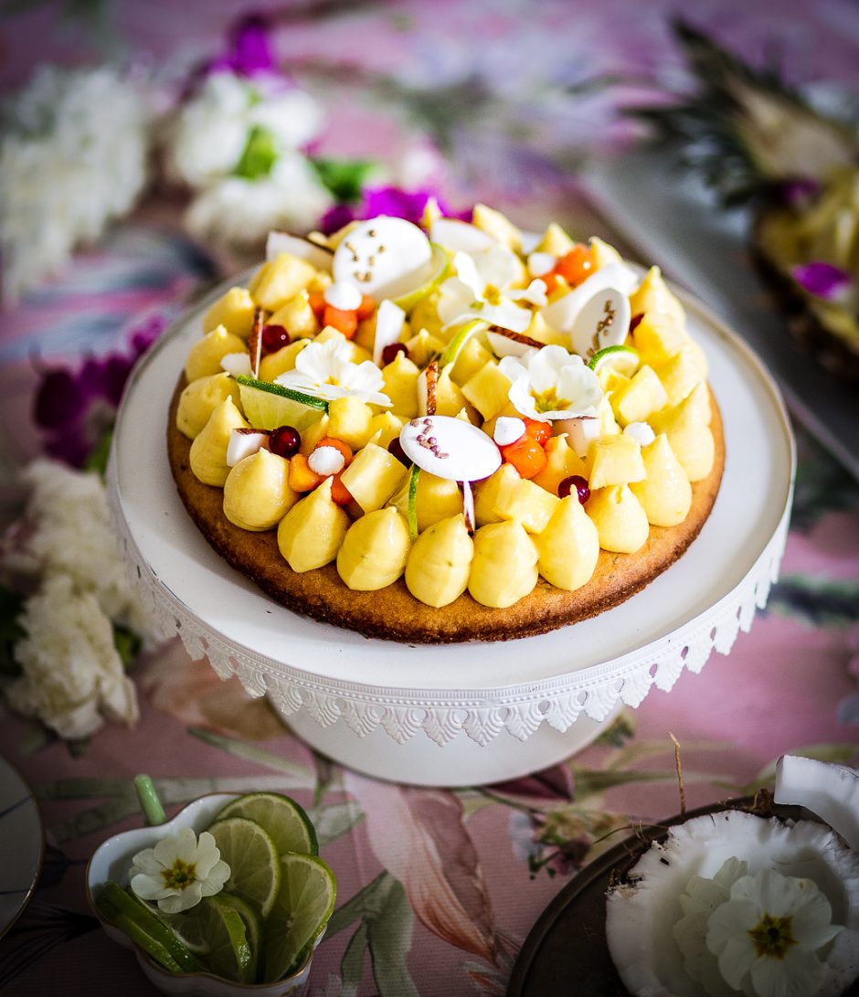 Torta con cremoso al cocco, cioccolato bianco e lime