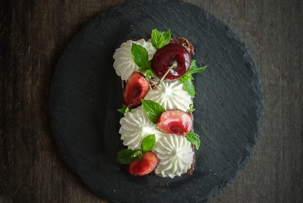 Trancetti al cioccolato e ciliegie, crema al mascarpone e cocco