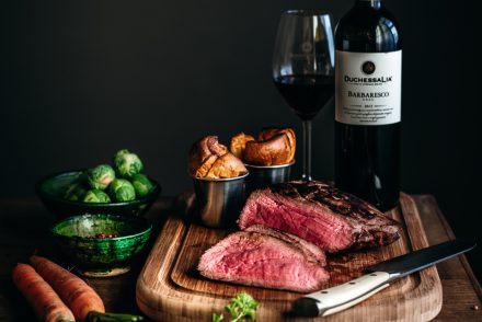 Codone di manzo in salsa Worcester con Yorkshire Pudding e carote arroste