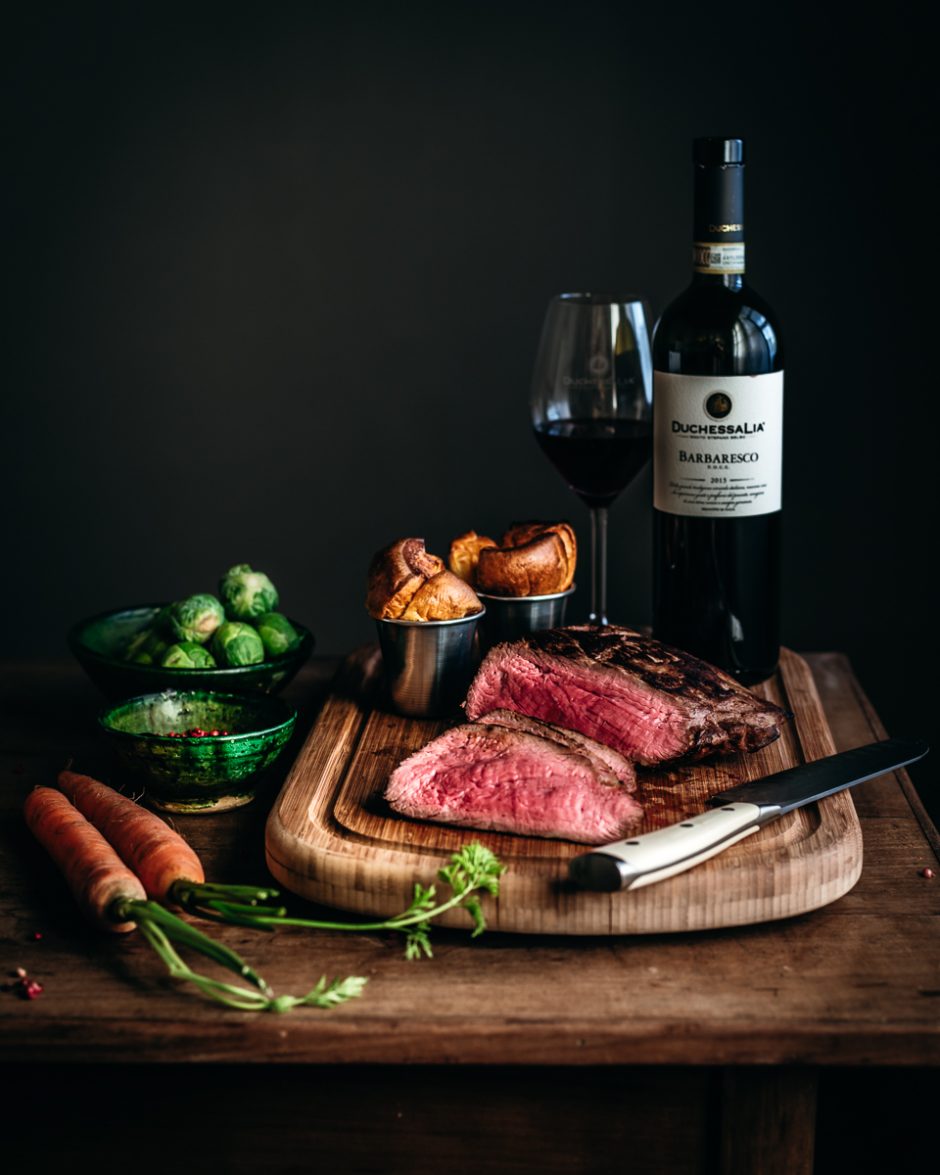 Codone di manzo in salsa Worcester con Yorkshire Pudding e carote arroste