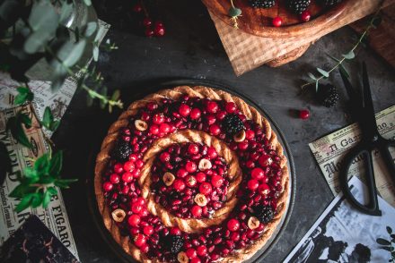 crostata decorata ai frutti rossi