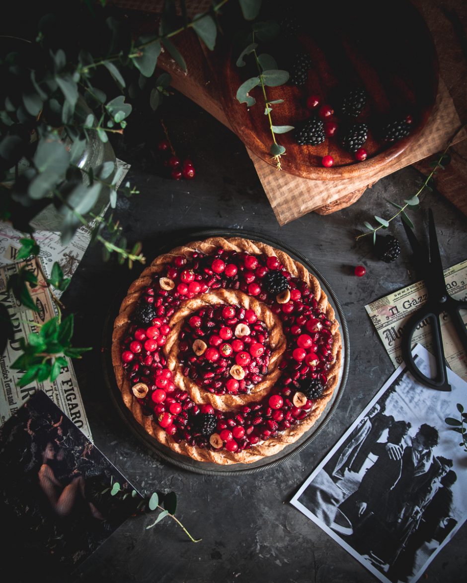 crostata decorata ai frutti rossi