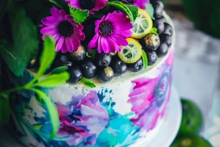 Layer cake primaverile allo yogurt, lime, mirtilli e fiori