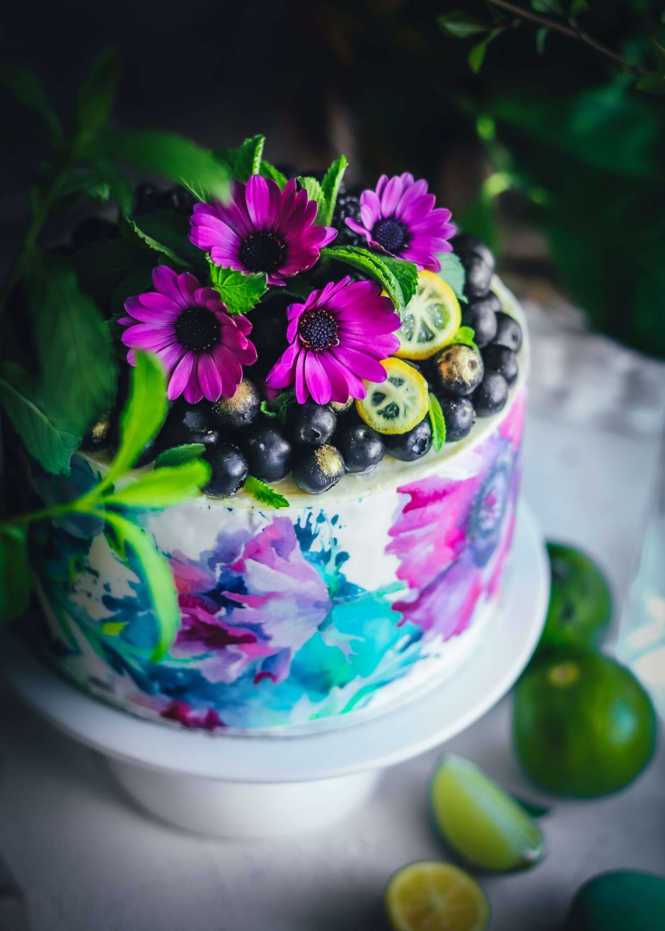 Layer cake primaverile allo yogurt, lime, mirtilli e fiori