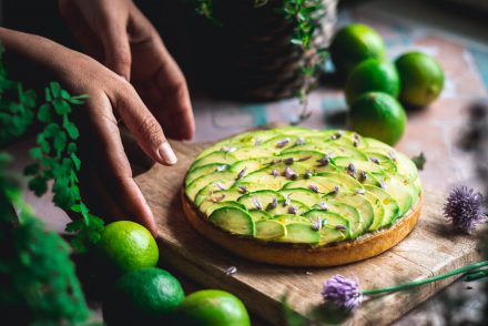 TORTA SALATA CON GAMBERETTI IN SALSA COCKTAIL E AVOCADO