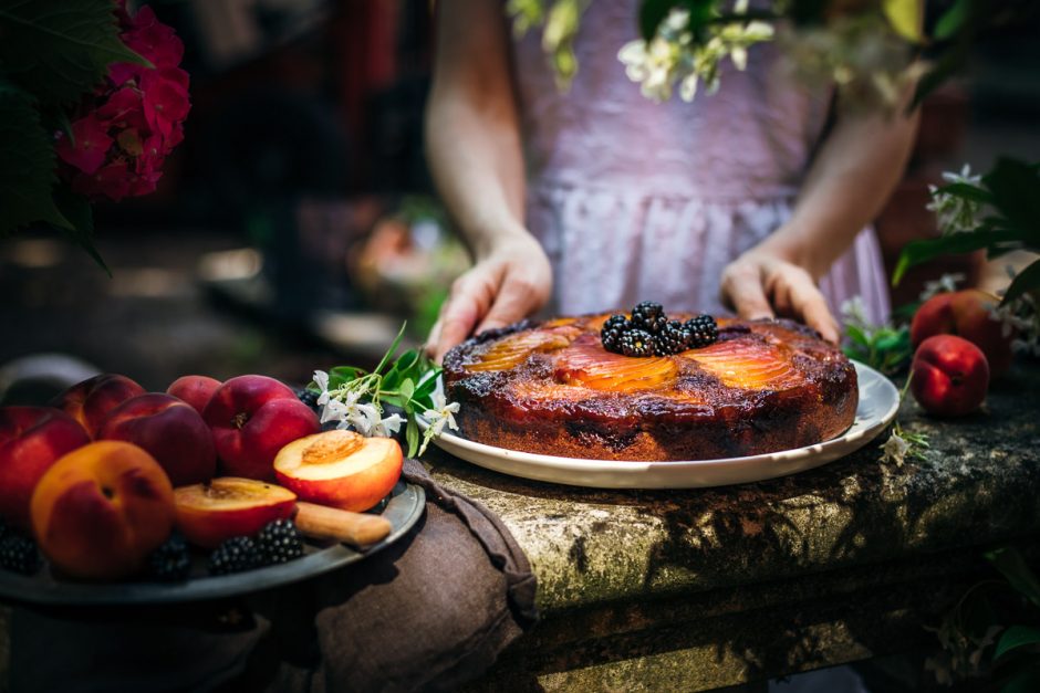 Torta rovesciata alle pesche e more