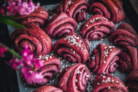 La ricetta per le brioche rosa alla rapa rossa
