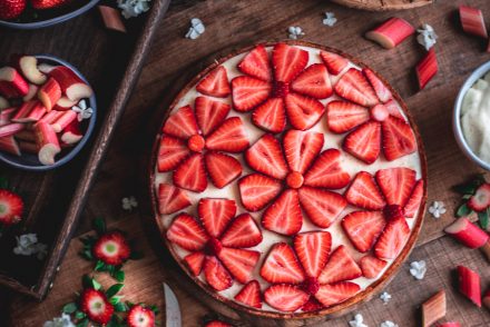 Ricetta Crostata alle fragole con crema e confettura al rabarbaro