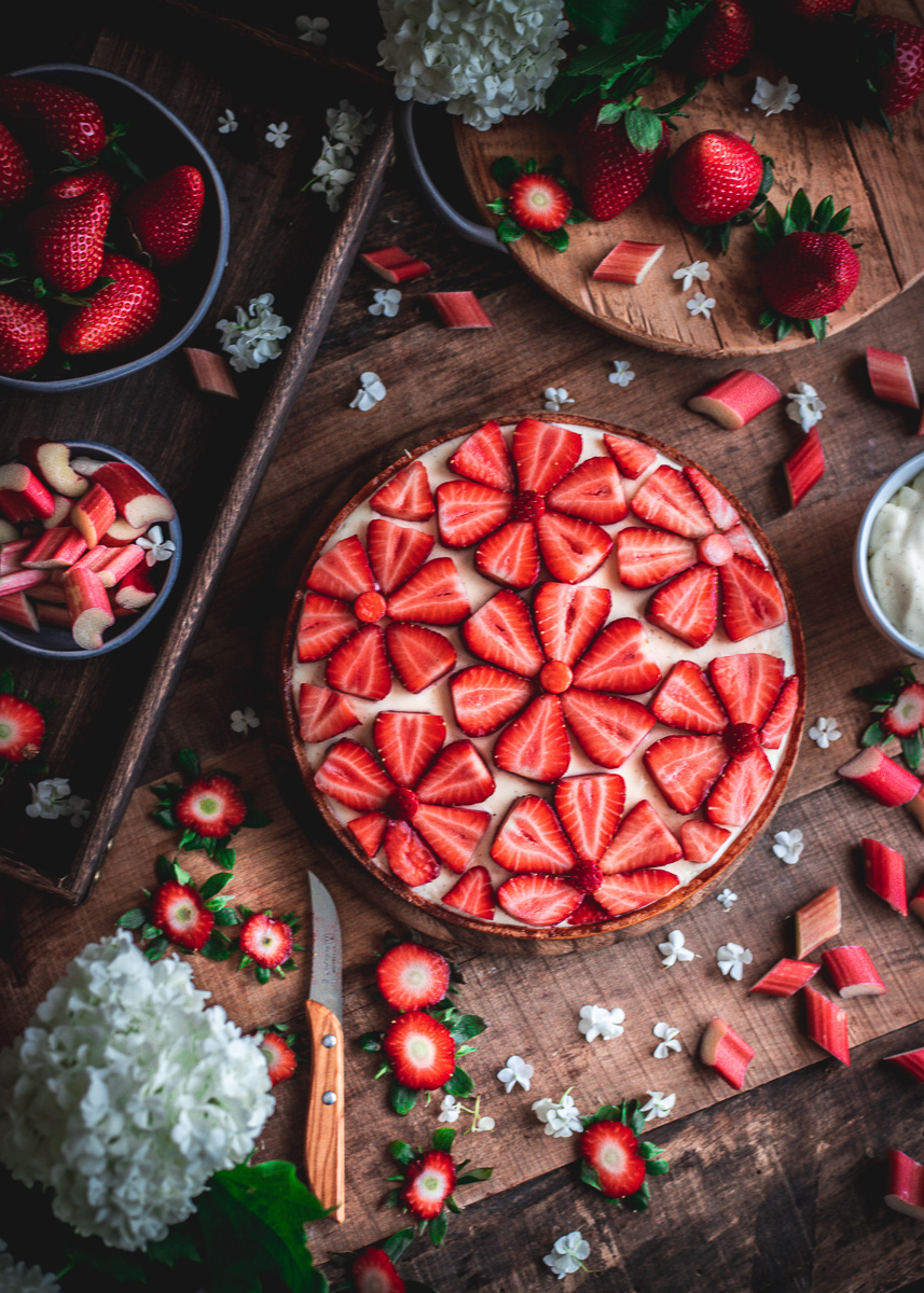 Ricetta Crostata alle fragole con crema e confettura al rabarbaro
