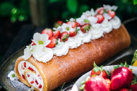 Ricetta del rotolo di pan di Spagna con panna e fragole