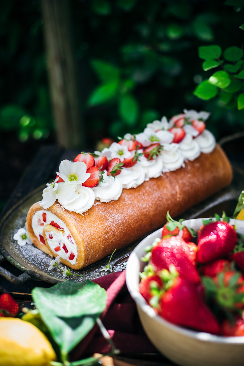 Ricetta del rotolo di pan di Spagna con panna e fragole