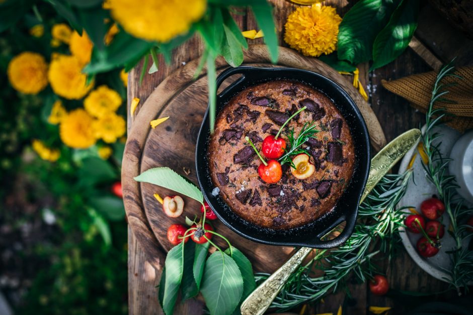 Torta vegana semplice al cioccolato e banana