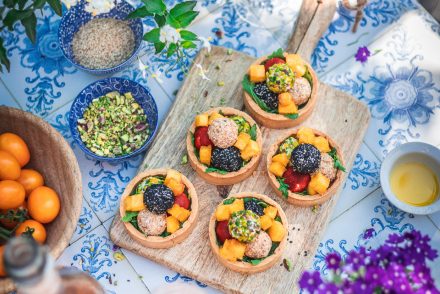 Tartellette di pasta brisée farcite con palline di formaggio aromatizzato