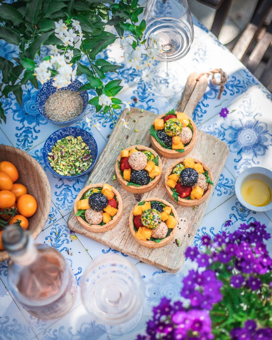 Tartellette di pasta brisée farcite con palline di formaggio aromatizzato
