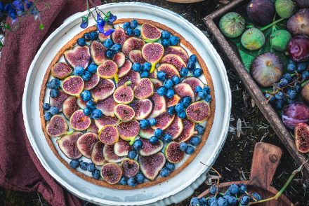 Crostata alla mandorla con panna cotta al limone e fichi