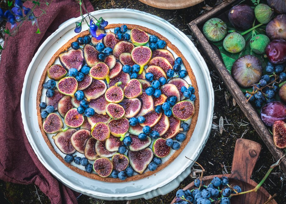 Crostata alla mandorla con panna cotta al limone e fichi
