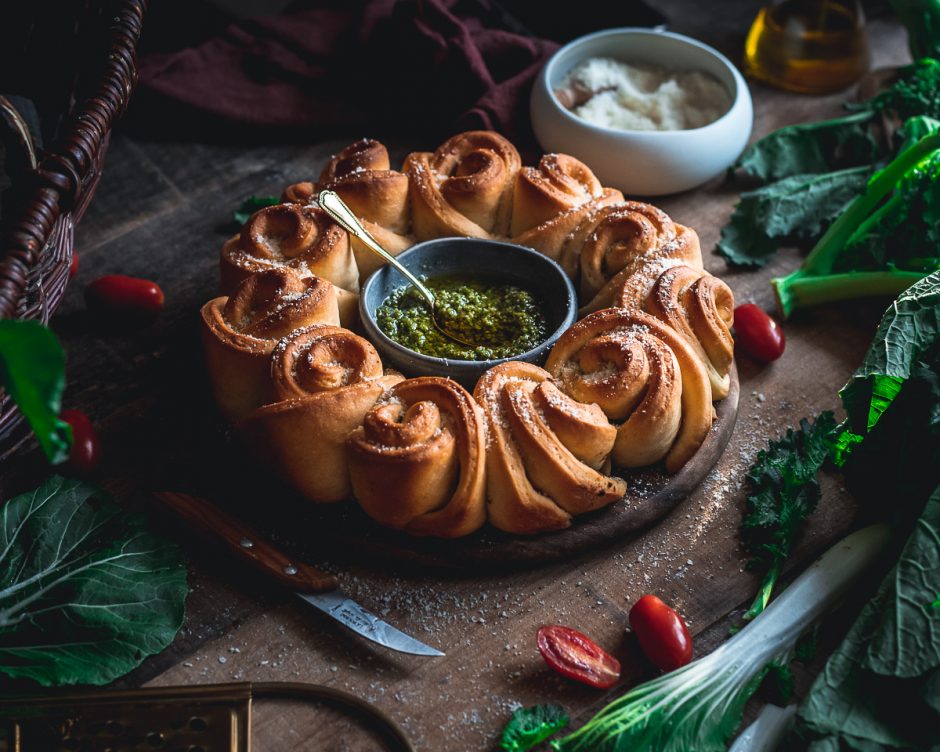 Corona di rose di pane al pesto di cavolo nero