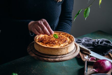 La ricetta originale francese senza panna della Quiche Lorraine