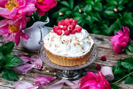 Come fare la torta al rabarbaro, fragole, lamponi e meringa