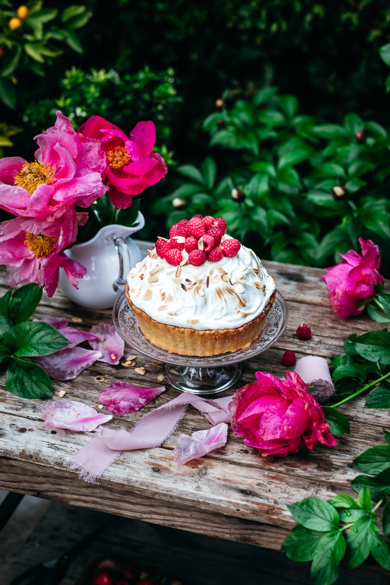 Come fare la torta al rabarbaro, fragole, lamponi e meringa