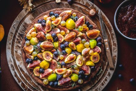 Frolla bretone alle nocciole con fichi freschi e uva