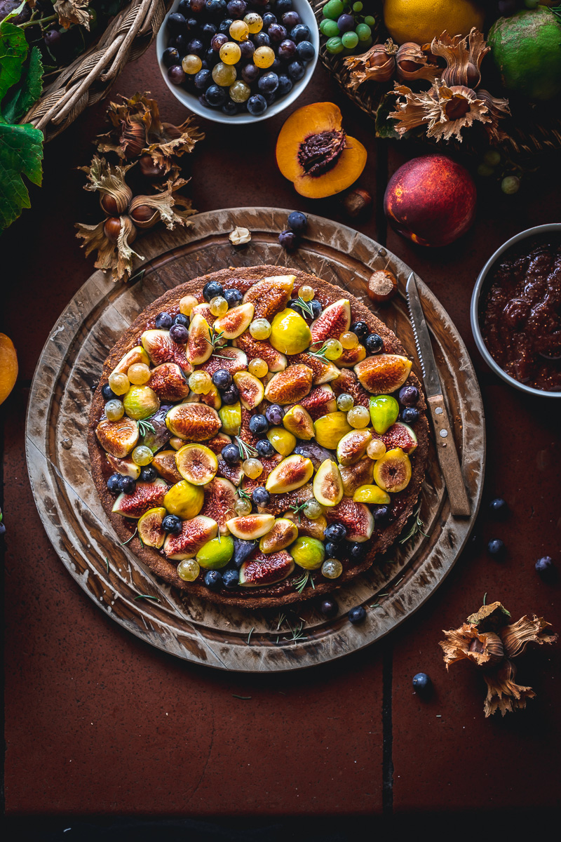 Frolla bretone alle nocciole con fichi freschi e uva