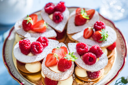 Fiori di sablée con frutti rossi e vaniglia