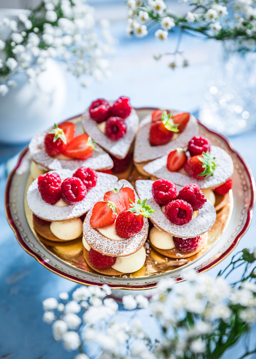 Fiori di sablée con frutti rossi e vaniglia