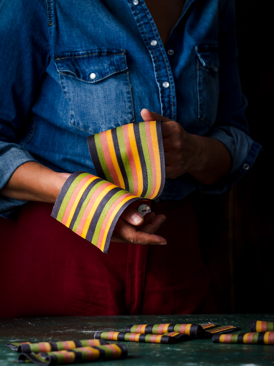 Impasto di pasta fresca colorata con polveri naturali di spinaci, zafferano, mirtillo e lampone