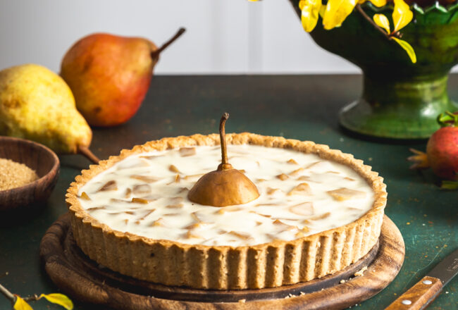 Crostata con pasta frolla alla pera e panna cotta al cocco (veg)