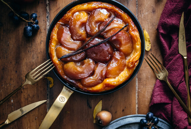Tarte tatin perfetta di Simone Zanoni cotta in padella in ferro NeroSteel con mele caramellate lucide