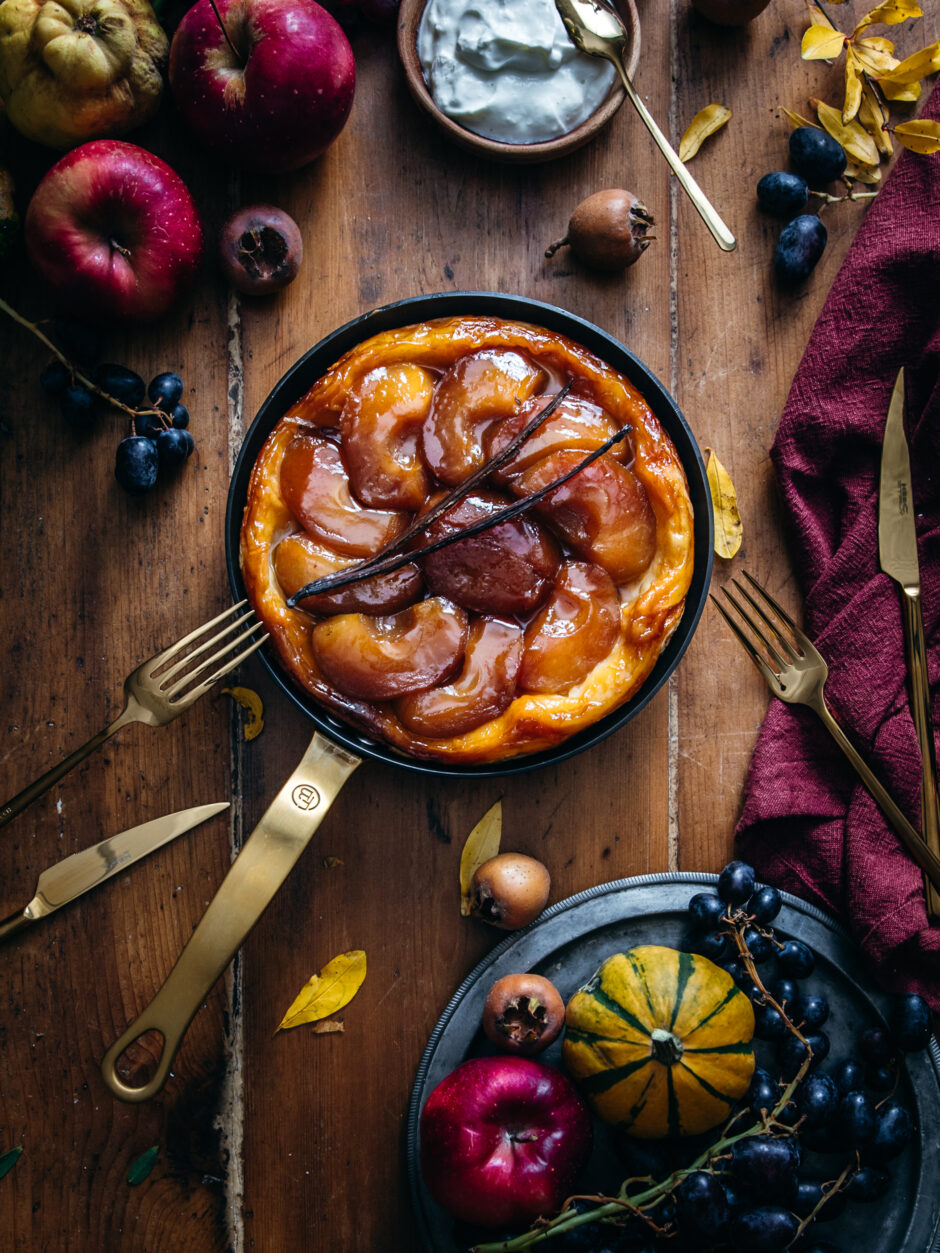 Tarte tatin perfetta di Simone Zanoni cotta in padella in ferro NeroSteel con mele caramellate lucide
